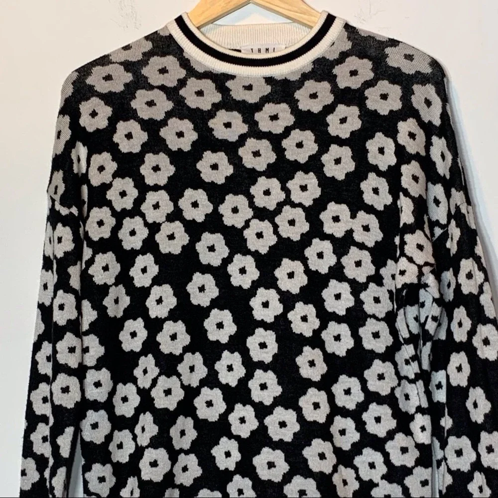 EUC Retro Black and White Floral‎ Print Sweater